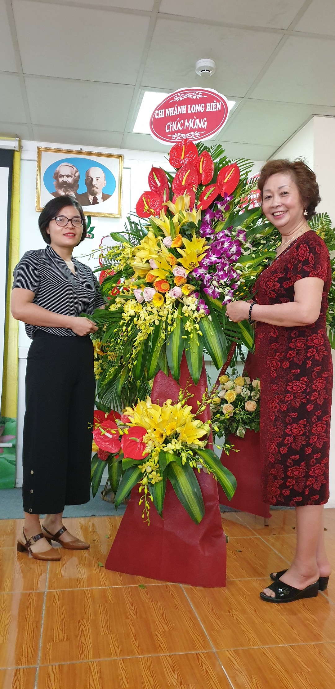 Đại diện chi nhánh Long Biên tặng hoa